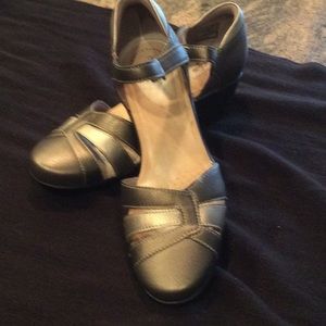 Womens Clark’s in pewter sz 8.5 excellent condition worn only once like new